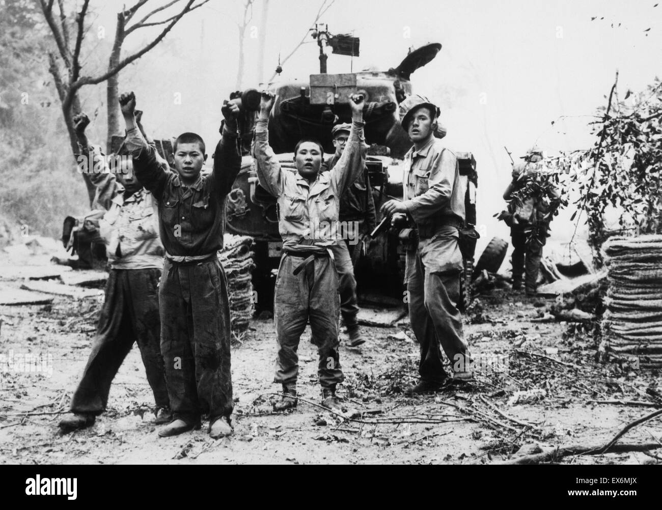 Us marine catturare nord coreani prigionieri di guerra. Guerra di Corea 1953 Foto Stock