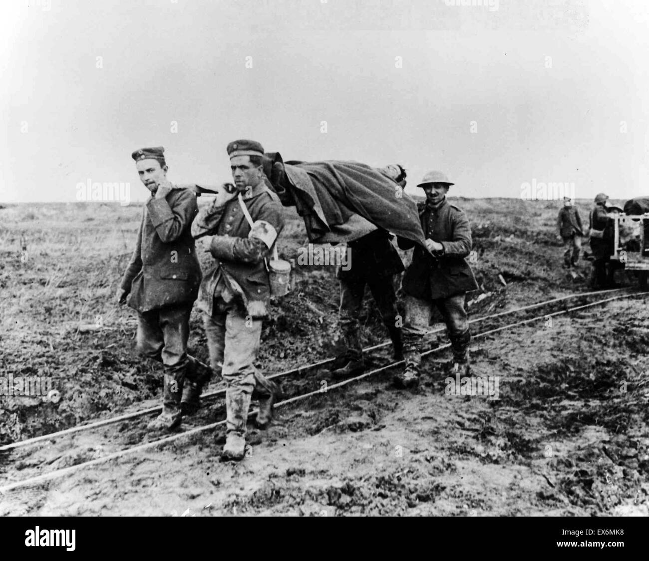 I prigionieri di guerra tedeschi aiutano a portare feriti soldati canadesi dalla cresta Vim battlefield in aprile 1917. L'impegno militare era parte della battaglia di Arras Foto Stock