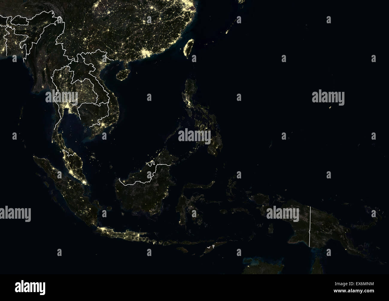 Southeast Asia di notte nel 2012. Questa immagine satellitare con i confini mostra urbana e industriale delle luci. Foto Stock