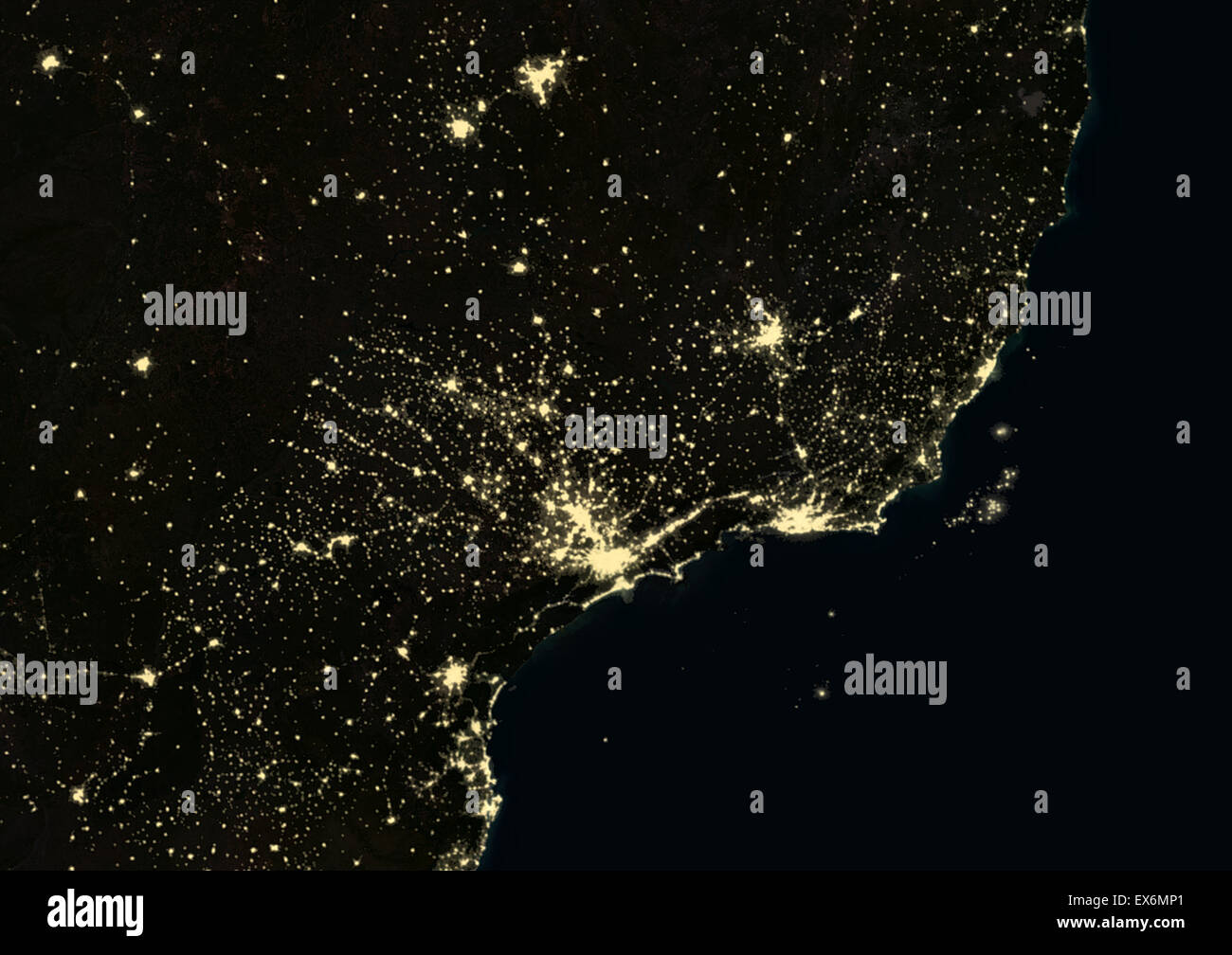 Sao Paulo e Rio de Janeiro in Brasile durante la notte nel 2012. Questa immagine satellitare mostra urbana e industriale delle luci. Foto Stock