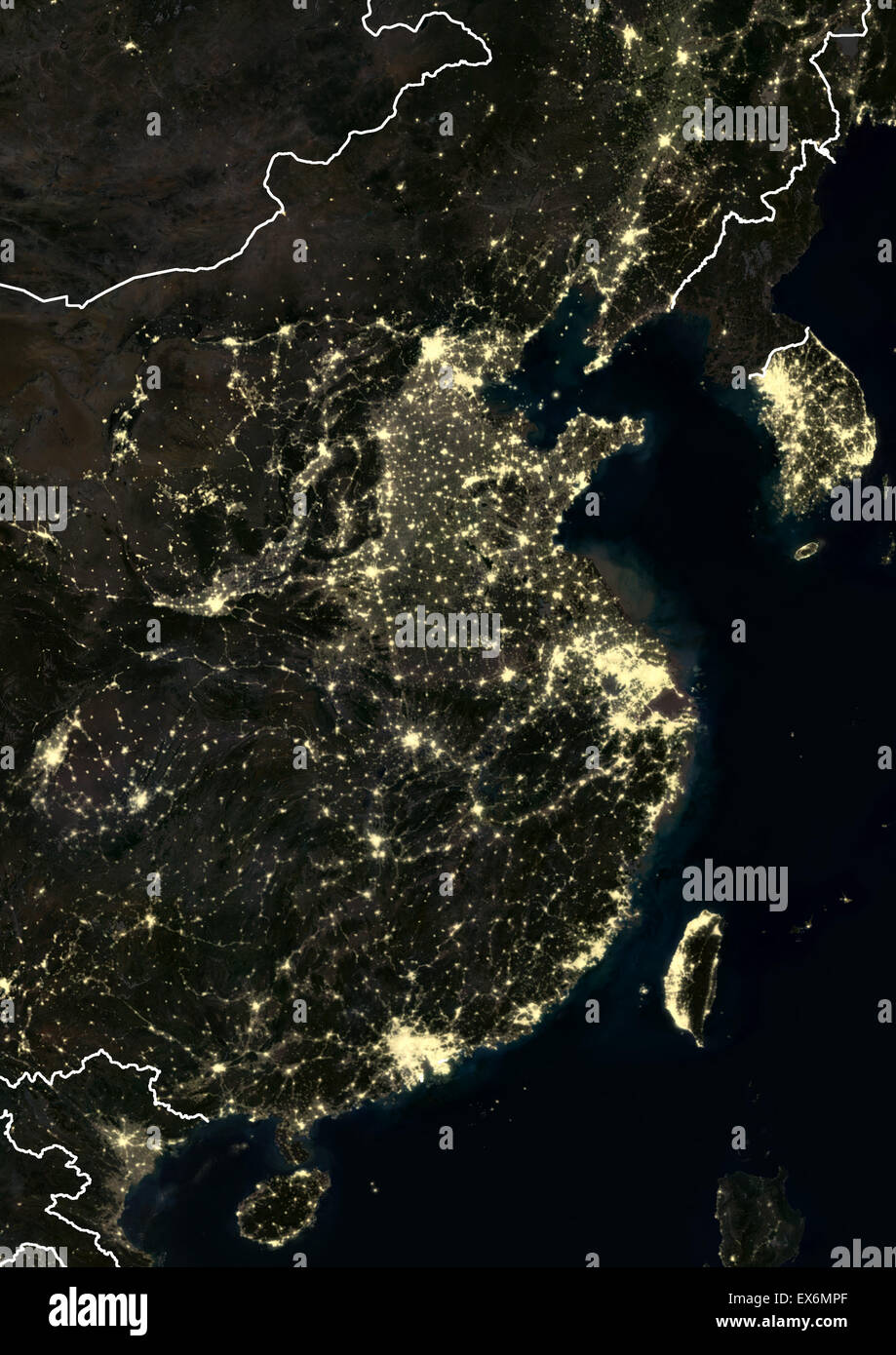 Oriente Cina durante la notte nel 2012. Questa immagine satellitare con i confini mostra urbana e industriale delle luci. Foto Stock