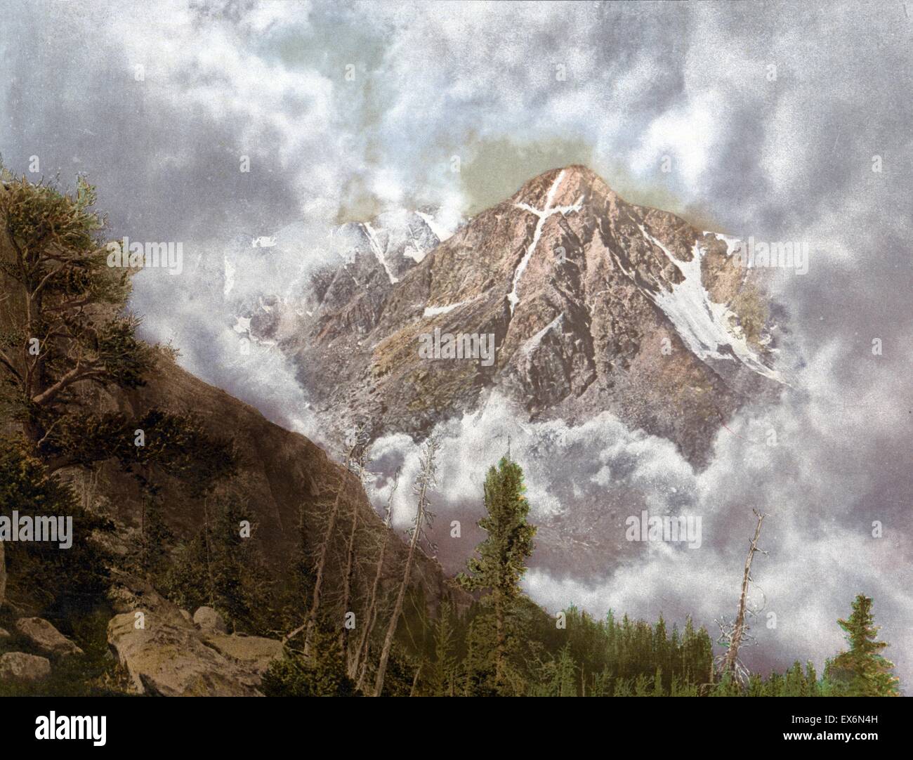 Fotografia a colori del Monte di Santa Croce di nuvole, montagne rocciose, Colorado. Accreditati a Detroit Photographic Co. Datata 1900 Foto Stock