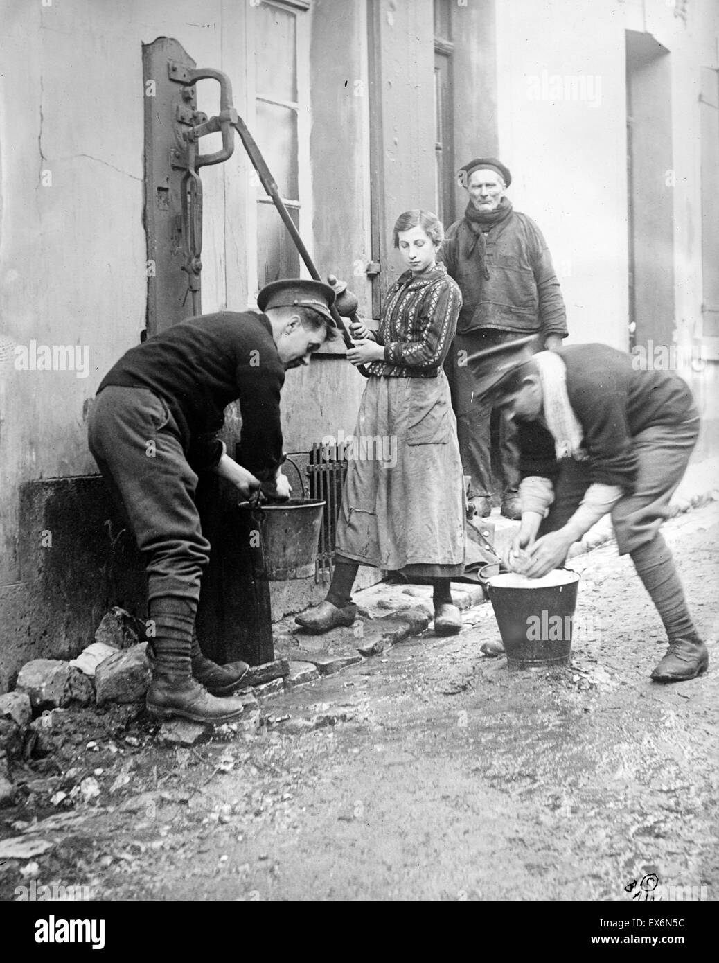 Fotografia di soldati britannici sono noti come "Tommys' assistere i residenti di Étaples, Francia, durante la guerra mondiale I. datata 1914 Foto Stock
