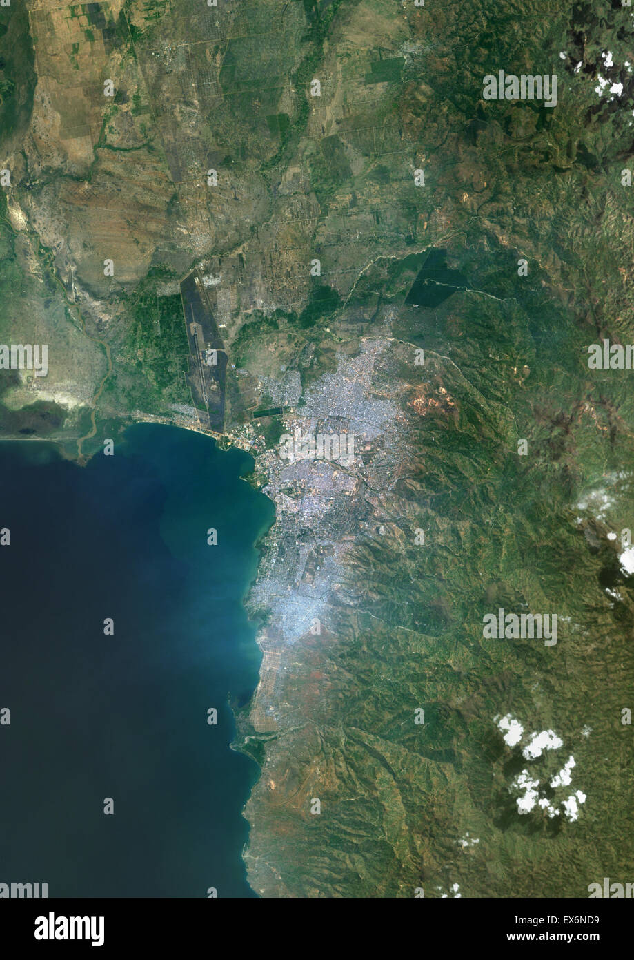 Colore immagine satellitare di Bujumbura, Burundi. Immagine presa il 1 agosto 2014 con il satellite Landsat 8 dati. Foto Stock