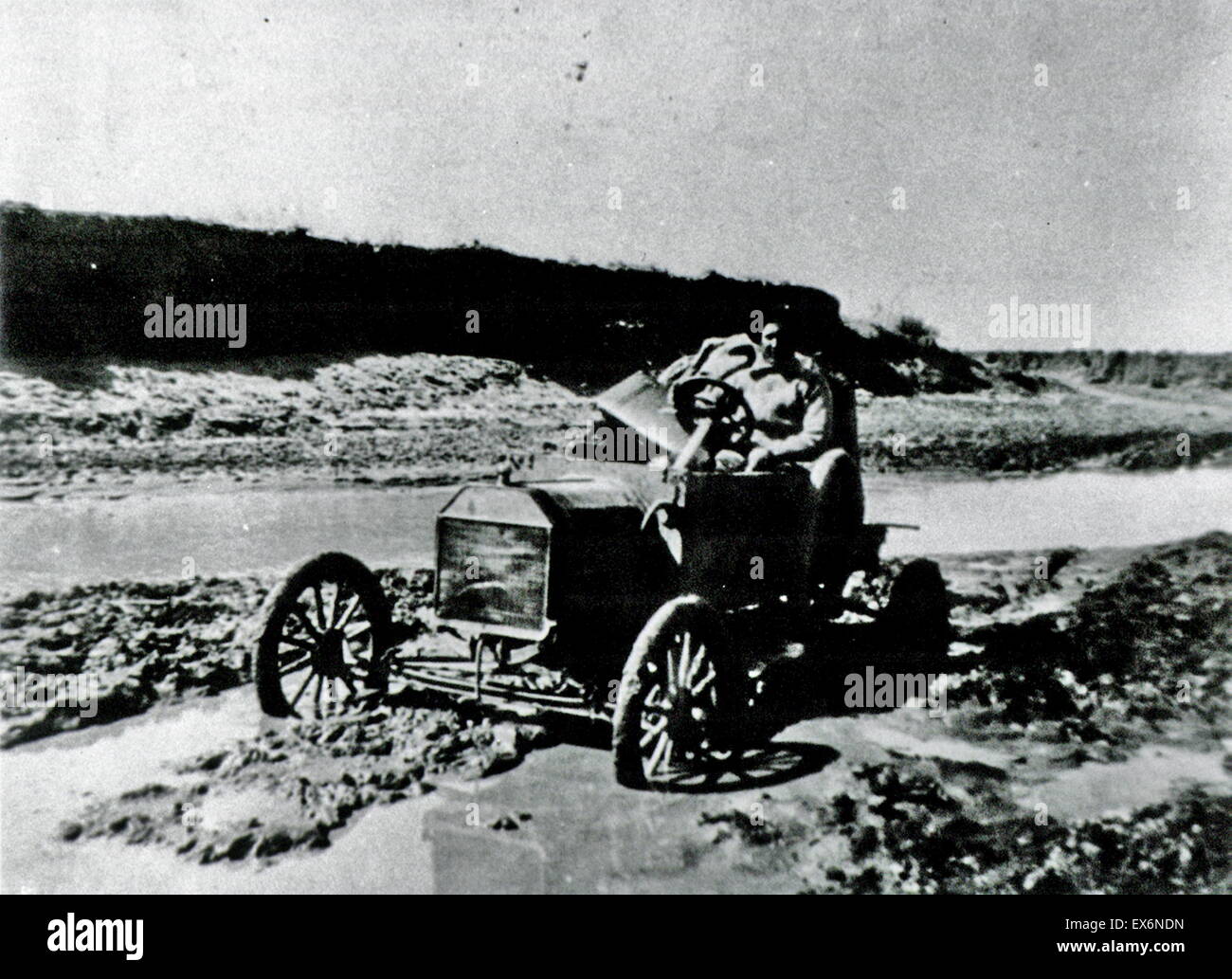 Servizio Pubblico di Sanità medico con la sua auto bloccata nel fango,c. 1910-1920 Foto Stock