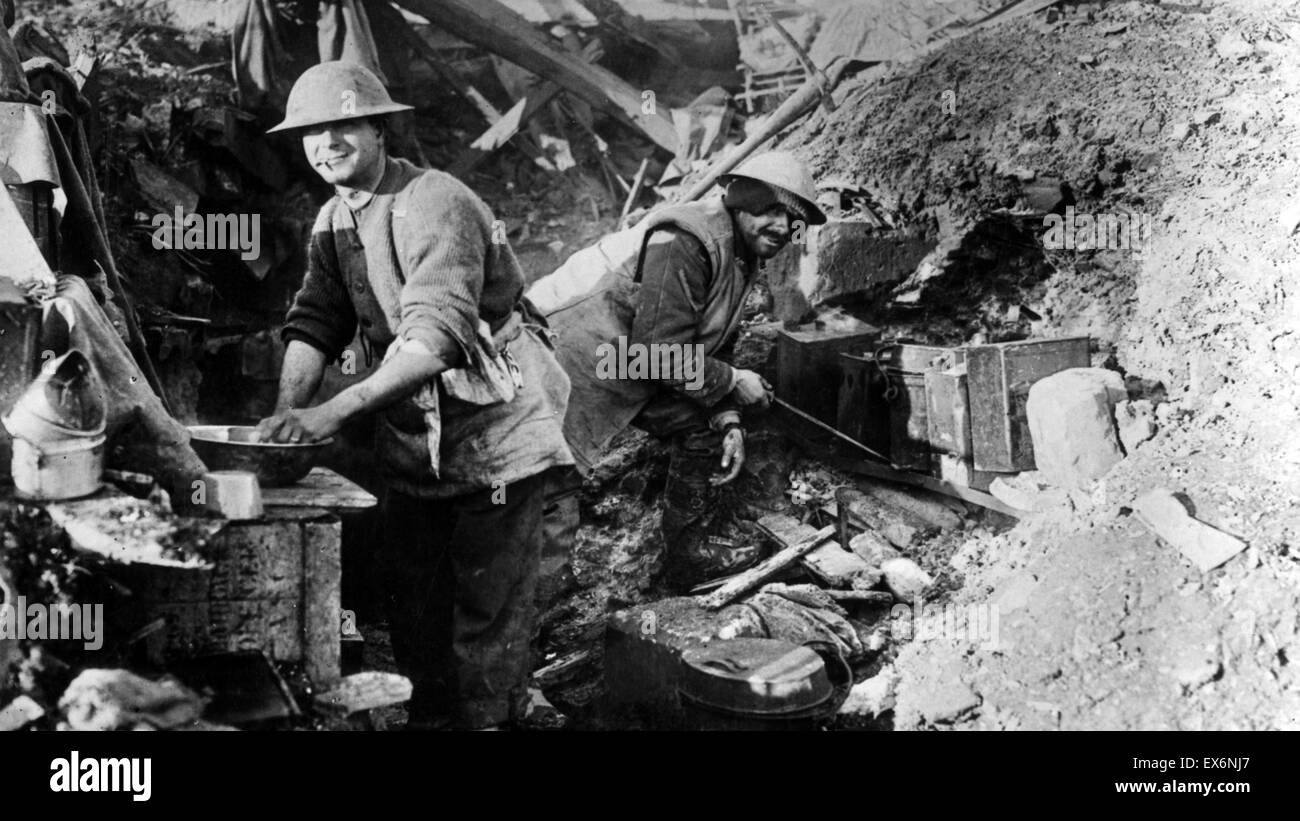 La prima guerra mondiale; Canadian cook con il suo aiutante al lavoro in un campo di battaglia cookhouse nel novembre 1916 Foto Stock