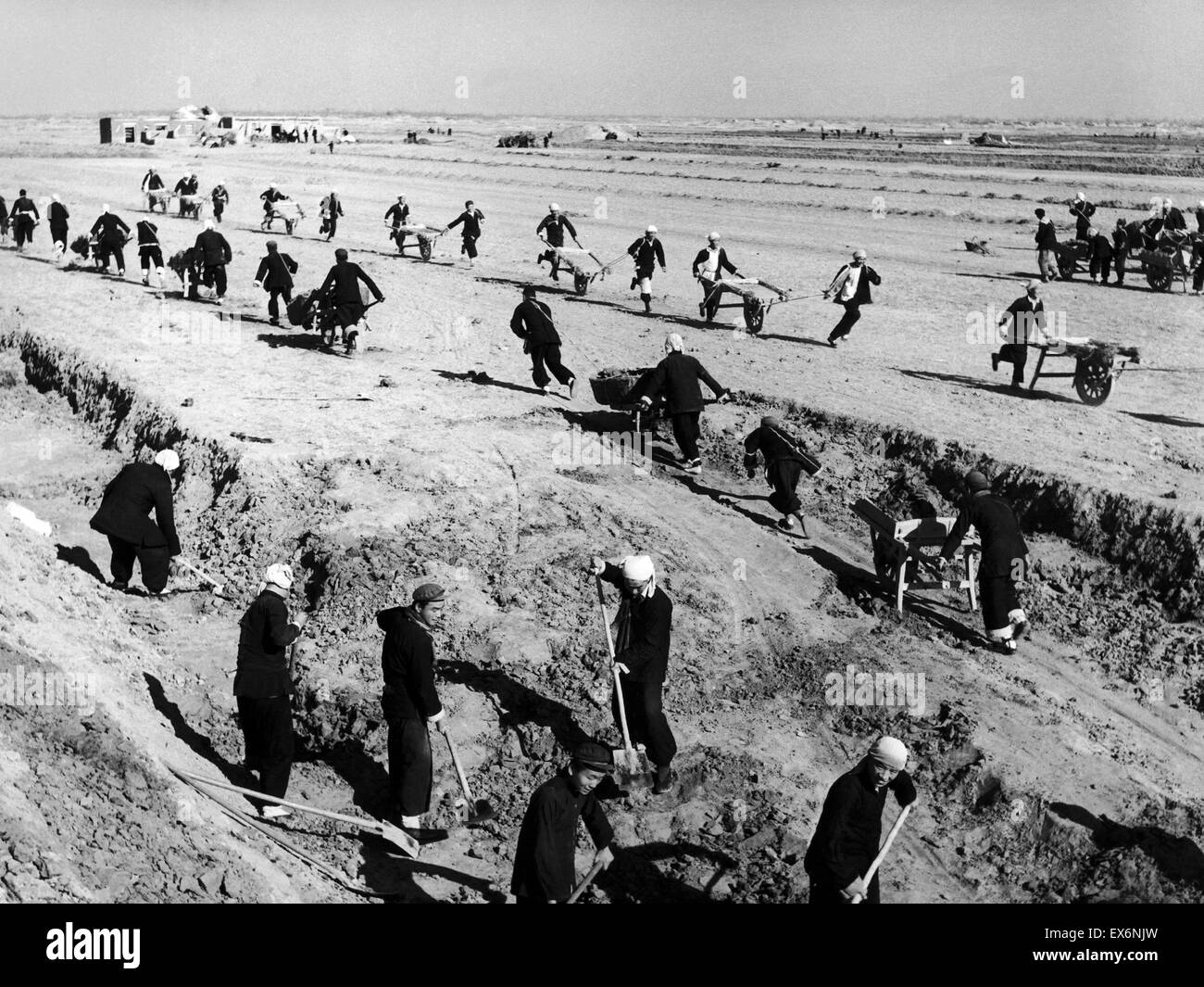 Contadini Cinesi che coltiva su una fattoria comunale negli anni cinquanta durante il "grande salto in avanti " Foto Stock