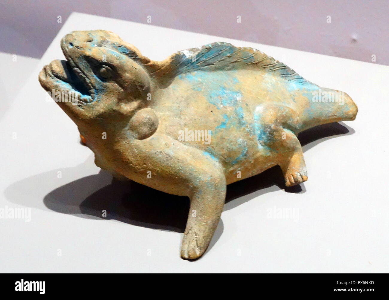 Un figurine zoomorfe whistle conformata come un iguana. Il suono viene prodotto attraverso un piccolo foro nella ganascia di una creatura - appena al di sotto della apertura per la sua bocca. 600-900 d.c. Foto Stock