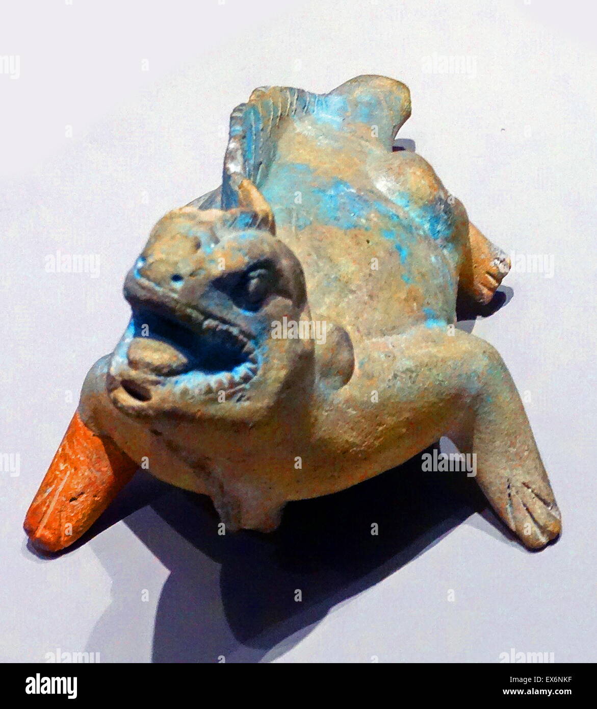 Un figurine zoomorfe whistle conformata come un iguana. Il suono viene prodotto attraverso un piccolo foro nella ganascia di una creatura - appena al di sotto della apertura per la sua bocca. 600-900 d.c. Foto Stock