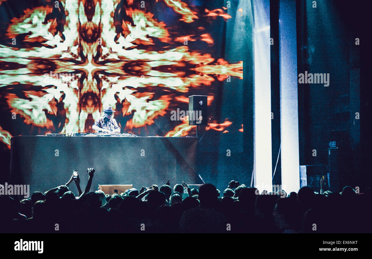 Mosca, Russia - 5 dicembre, 2014 : DJ set e performance di luce di James 'Unkle' Lavelle a Glavclub Foto Stock