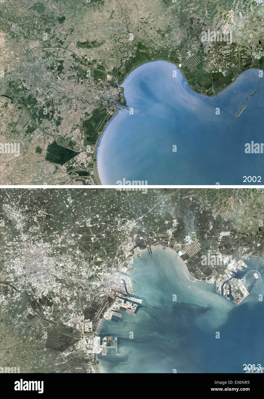 Vista satellitare di Tianjin e Binhai, la Cina nel 2002 e 2013. Questa prima e dopo l'immagine mostra l'espansione urbana nel corso degli anni. Foto Stock