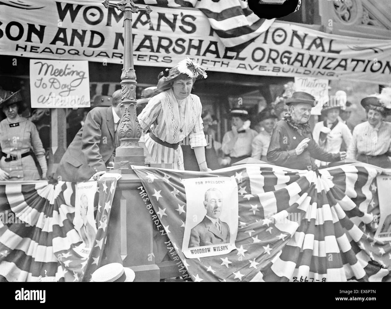 Daisy Harriman risolve una democratica manifestazione di Union Square di New York City, 1912 Foto Stock