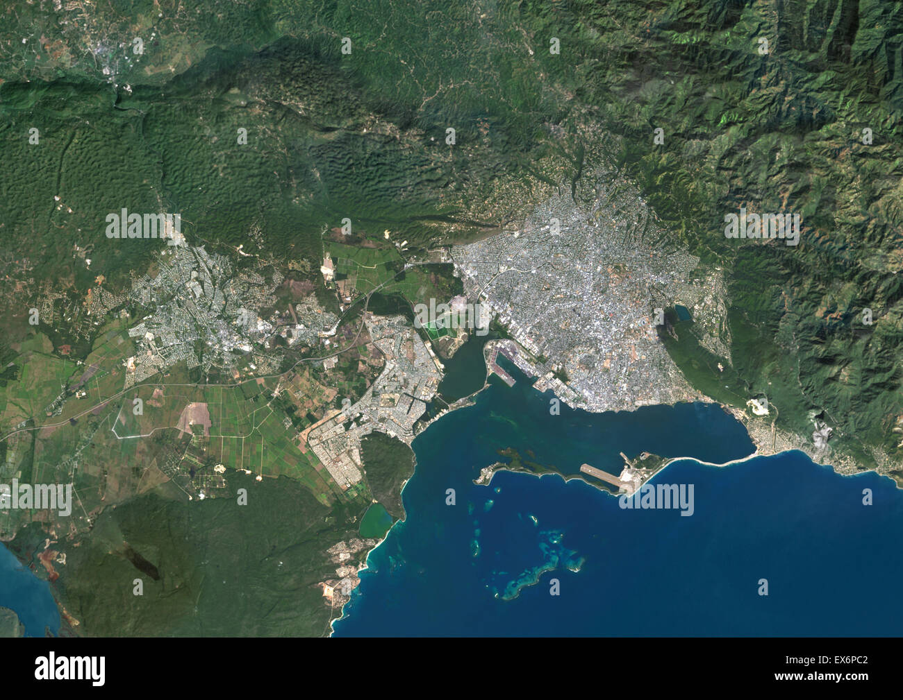 Colore immagine satellitare di Kingston, Giamaica. Immagine presa il 5 dicembre 2013 con il satellite Landsat 8 dati. Foto Stock