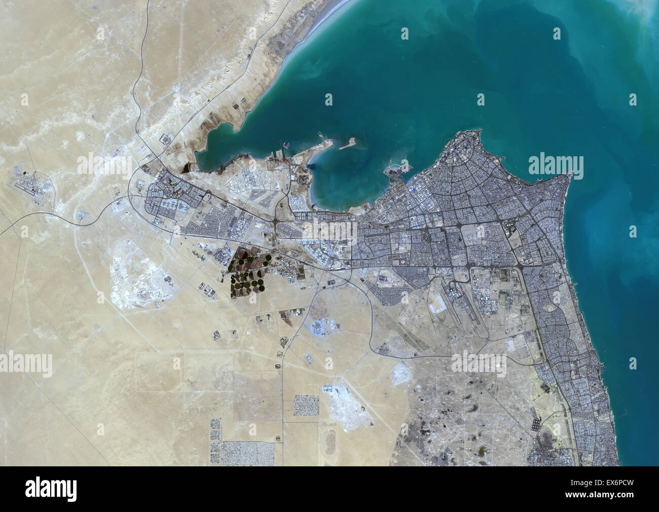 Colore immagine satellitare di Kuwait City in Kuwait. Immagine presa il 16 ottobre 2013 con il satellite Landsat 8 dati. Foto Stock