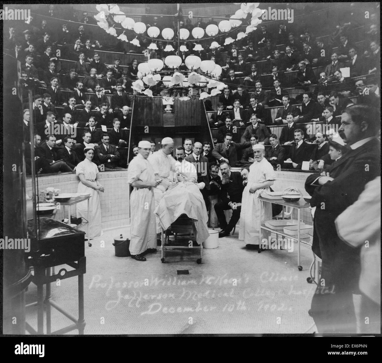 Fotografia di chirurghi in piedi vicino a un paziente su un tavolo operatorio al Professor William W. Keen's Clinic, Jefferson Medical College Hospital, 10 Dicembre 1902 Foto Stock