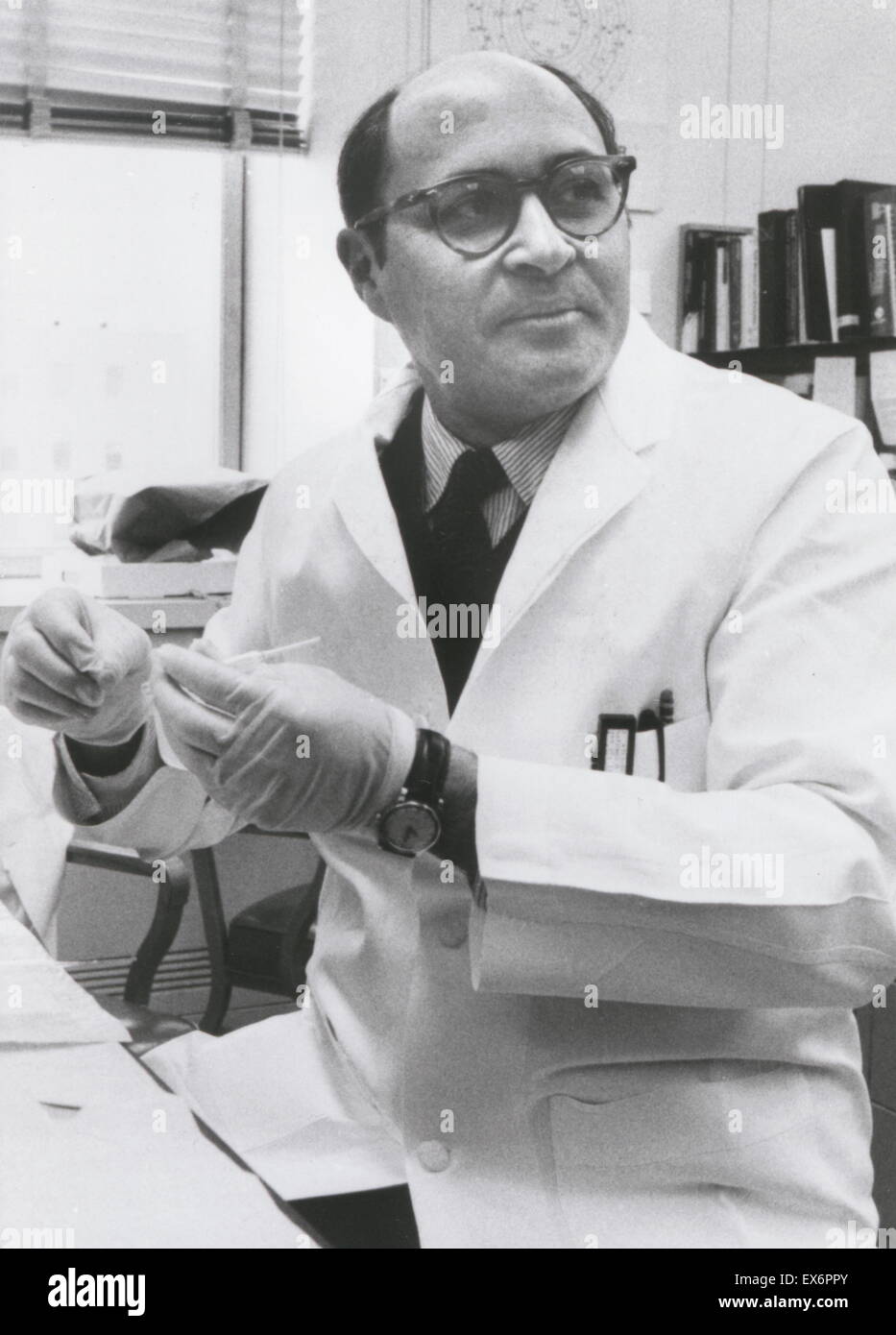 Daniel Nathans (1928-1999) era un americano biologo molecolare il cui lavoro pionieristico con enzimi di restrizione prevista una delle pietre miliari della " nuova genetica". Foto Stock