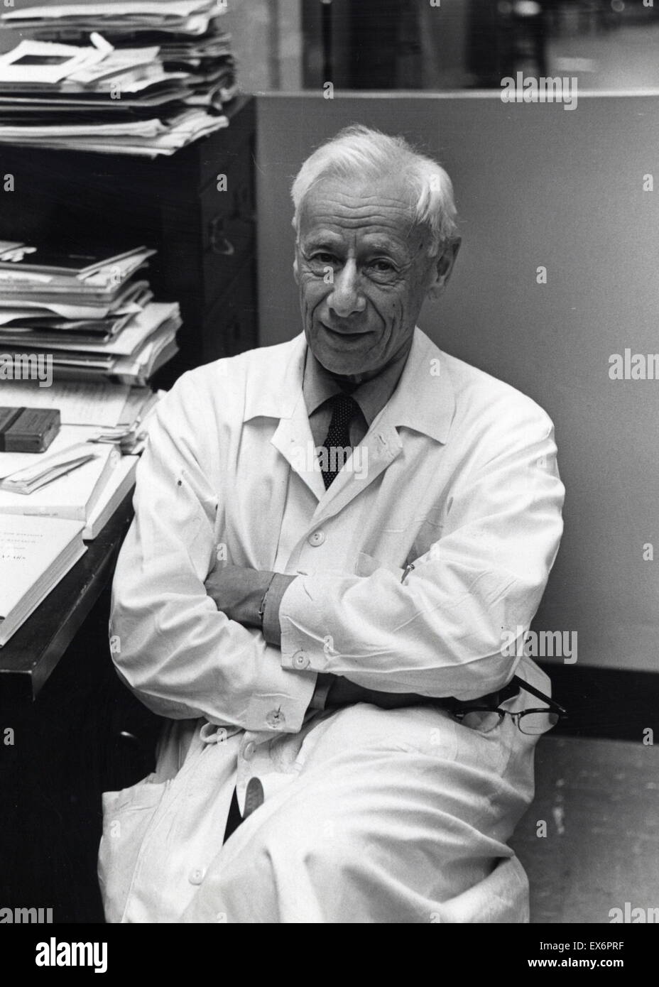 Michael Heidelberger nella sua New York University School of Medicine di Office 1968. Michael Heidelberger (1888 - 1991) immunologist americano che è considerato come il padre della moderna immunologia Foto Stock