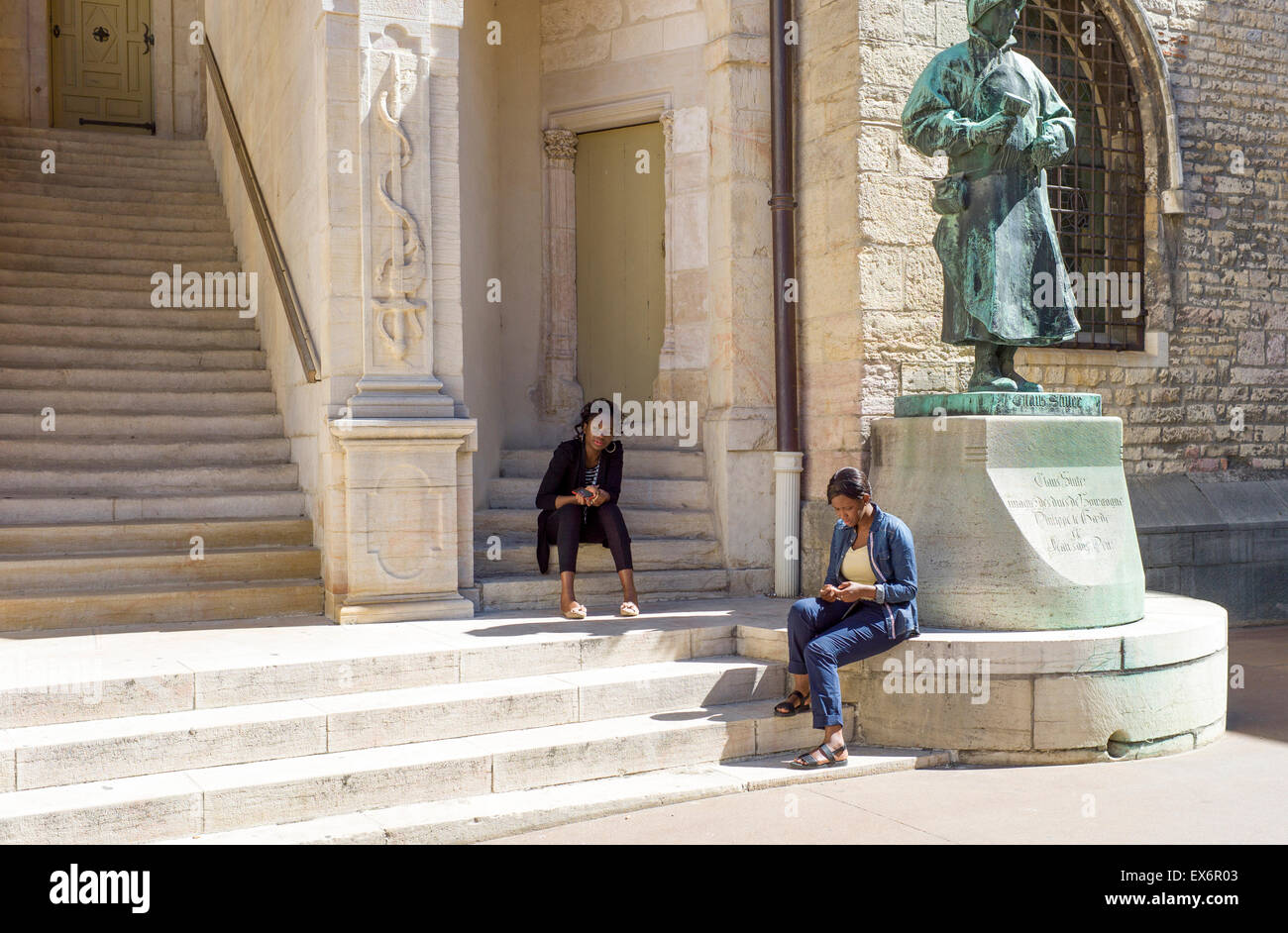 Due dipendenti di prendere una pausa nel cortile del Musée des beaux-arts di Digione Foto Stock