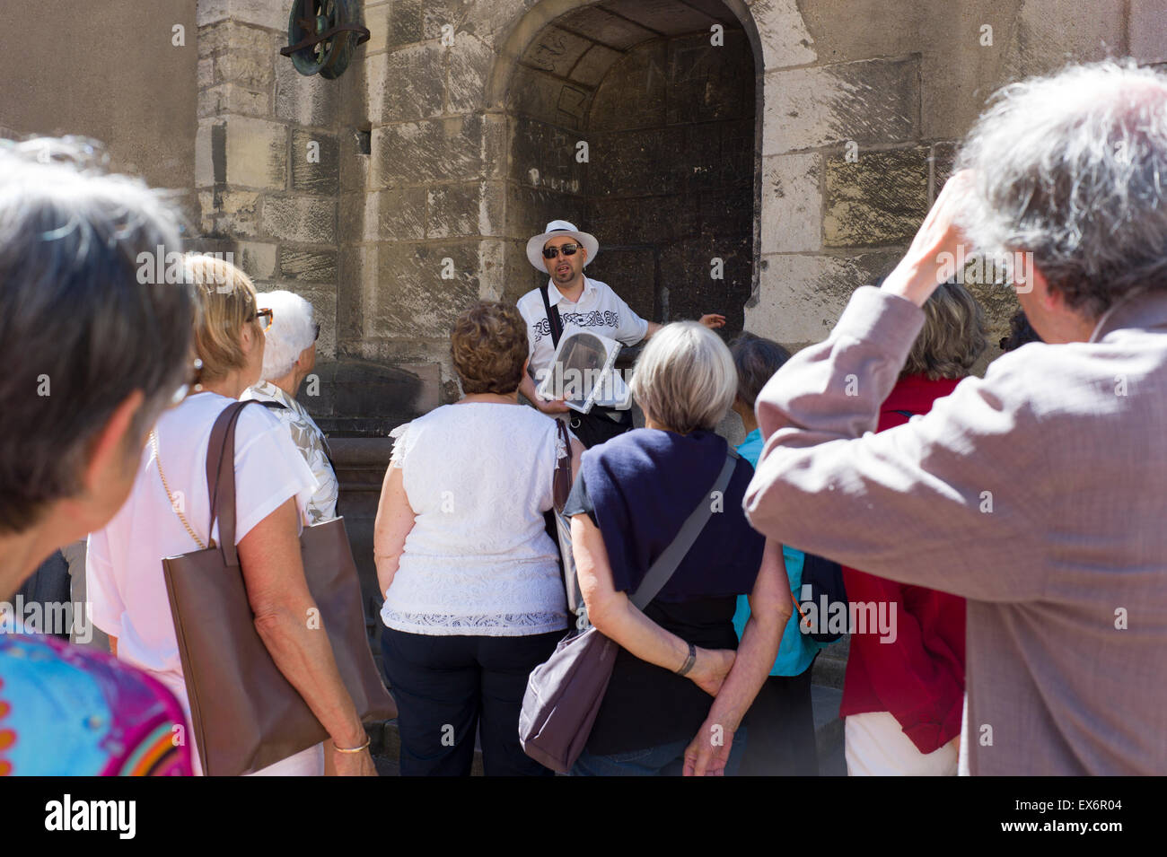 Una guida turistica prendendo il giro del Musée des beaux-arts di Digione Francia Foto Stock