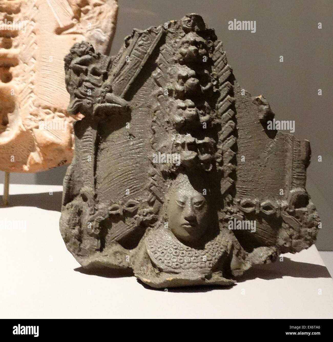 Parte di una figurina di stampo. XVI gruppo di Palenque, Chiapas, Messico. Classic recente (600-900 AD). Ceramica. Il dignitario rappresentato qui sport un alto copricapo composto da una serie di maschere Itzamnaaj. Nell'angolo in alto a destra possiamo vedere la parte anteriore della testa Foto Stock