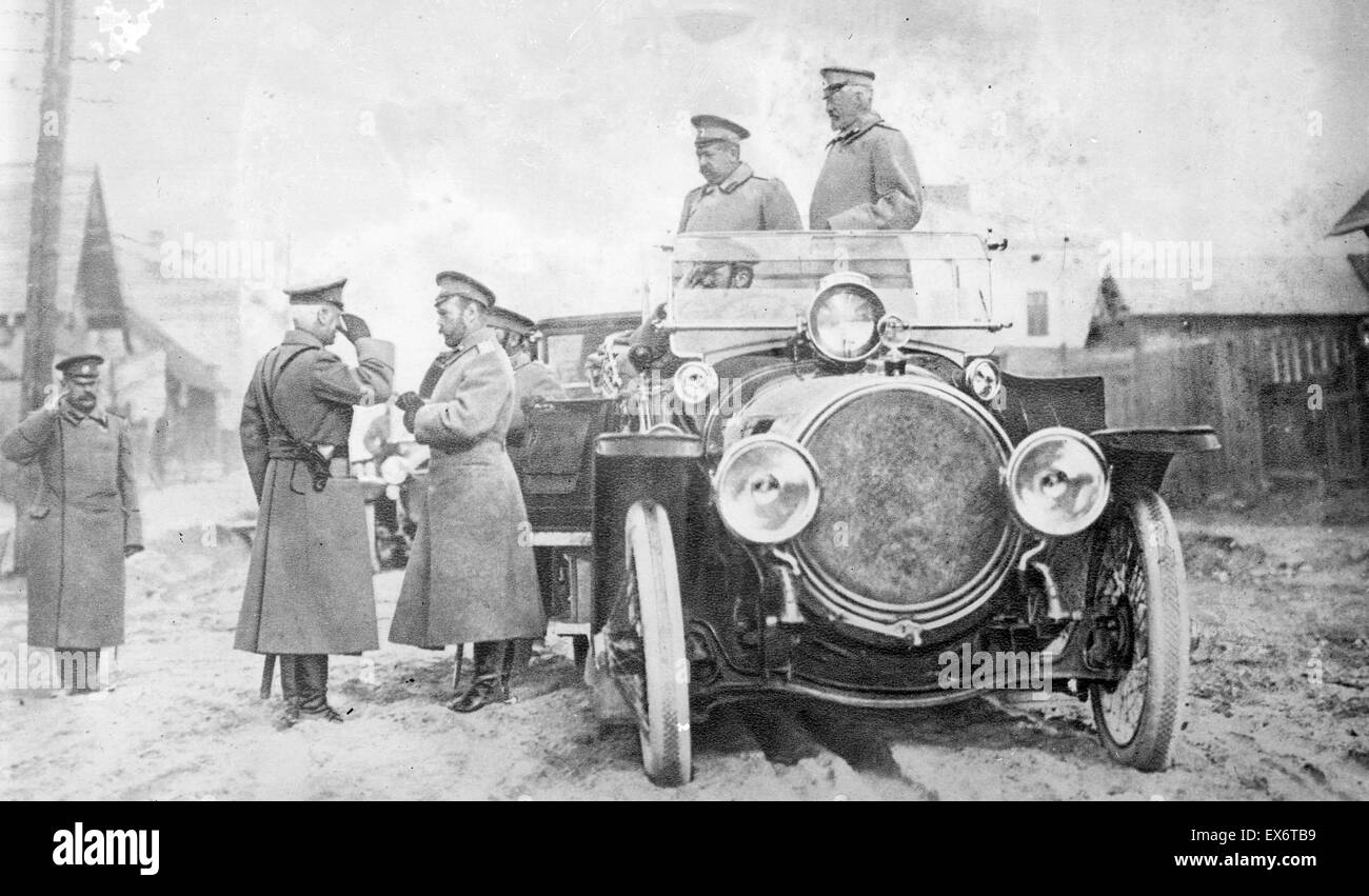 Fotografia dell'imperatore russo Nicholas II (1868-1918) in piedi accanto ad una vettura con il generale russo Granduca Nikolay Nikolayevich Romanov (1856-1929) che si trova in piedi in auto, durante la guerra mondiale I. datata 1915 Foto Stock