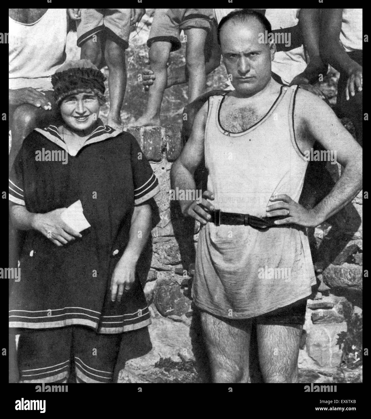 Benito Mussolini (1883 - 28 Aprile 1945) con sua moglie Donna Rachele Mussolini (11 Aprile 1890 - 30 ottobre 1979), in spiaggia circa 1929 Foto Stock