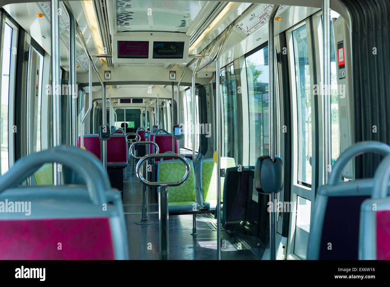 Interno di un tram parte del sistema di trasporti pubblici di Digione in esecuzione da Nord a Sud e da est a ovest aperto nel 2012 Foto Stock