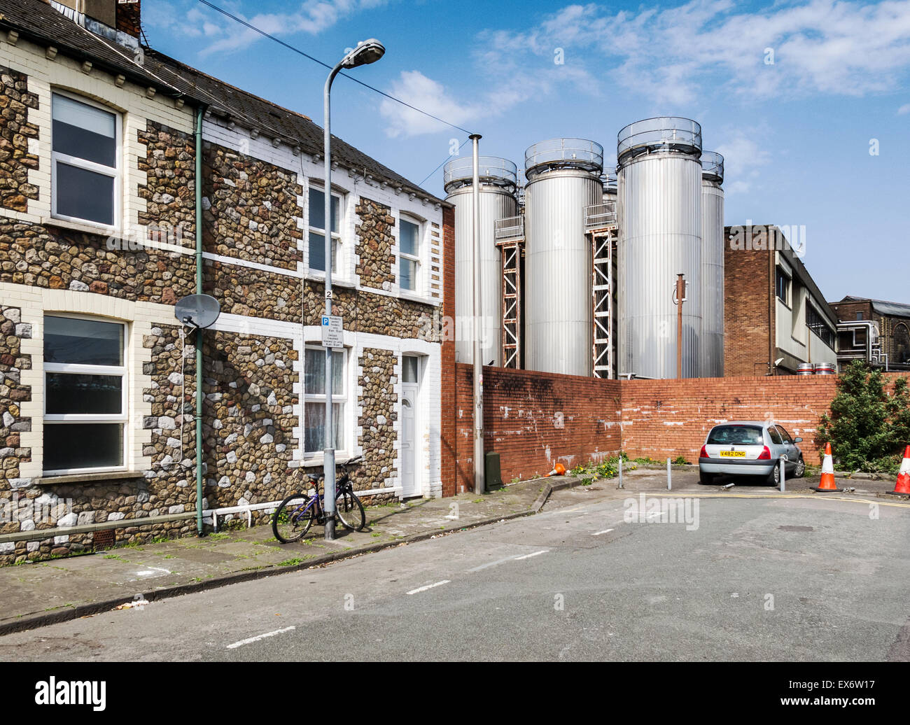 Fine della terrazza alloggiamento adiacente alla fabbrica di birra di cervelli, Percy Street, Cardiff, Galles Foto Stock