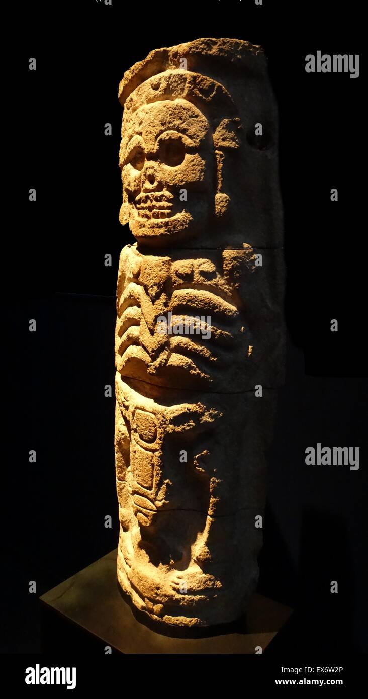 Maya di pietra a rilievo colonna, dalla regione Puuc, Yucatan, Messico 800-1000 annuncio. Il dio degli inferi è rappresentata come uno scheletro con gli occhi strappati Foto Stock