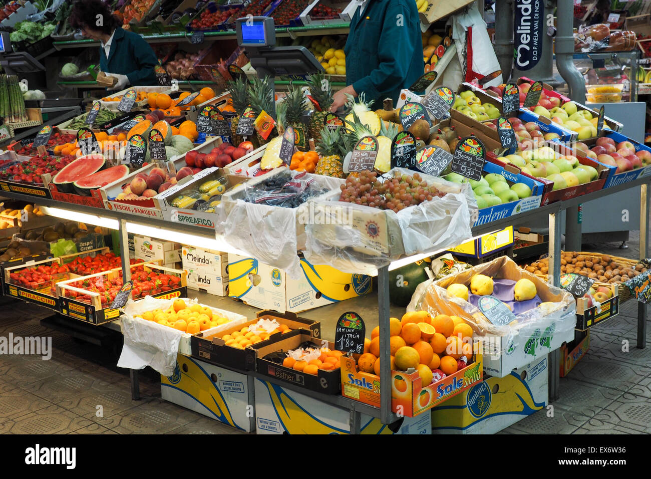 Frutta fresca in esposizione al mercato Albinelli, Modena. Foto Stock