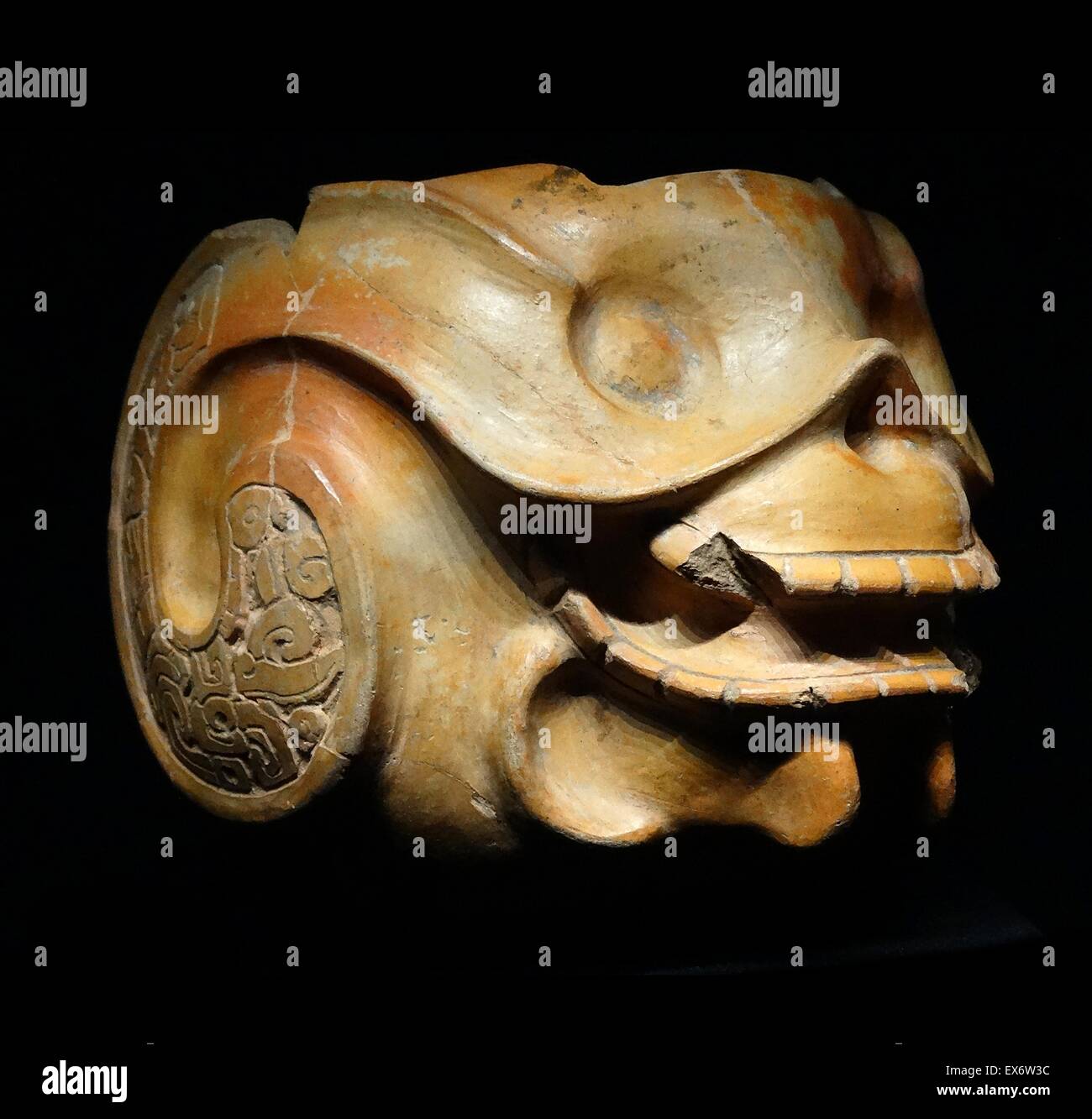 Maya vaso di terracotta a forma di morte la testa . Da la Lagunita, Guatemala. 300-600 d.c. Foto Stock