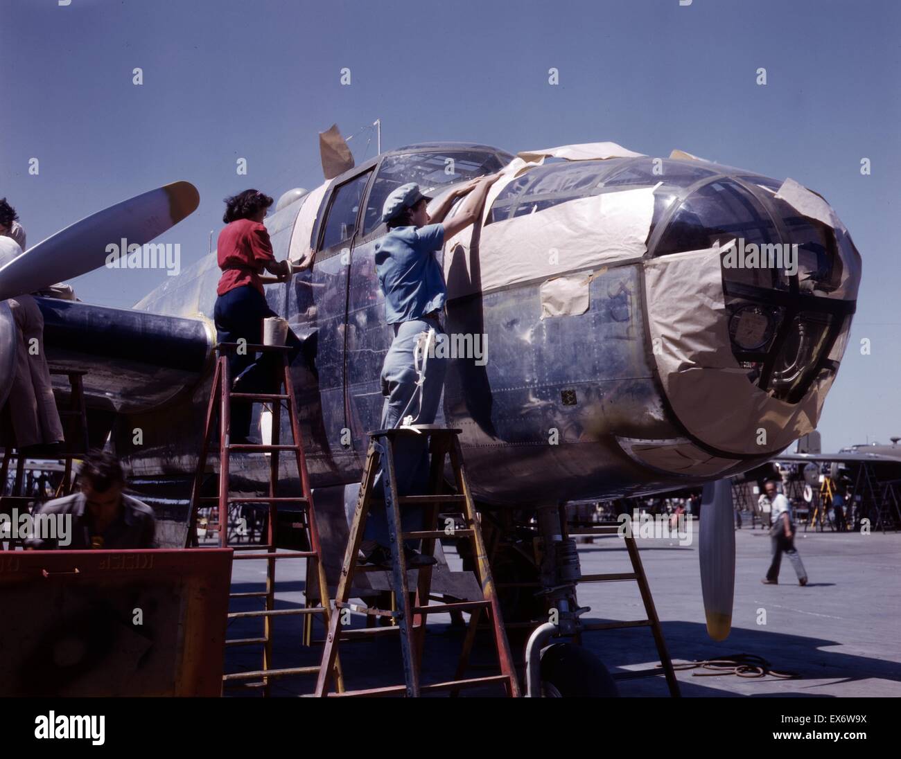 North American B-25 bombardiere è preparato per la verniciatura sul fuori linea di assemblaggio, Inglewood, California. Foto Stock