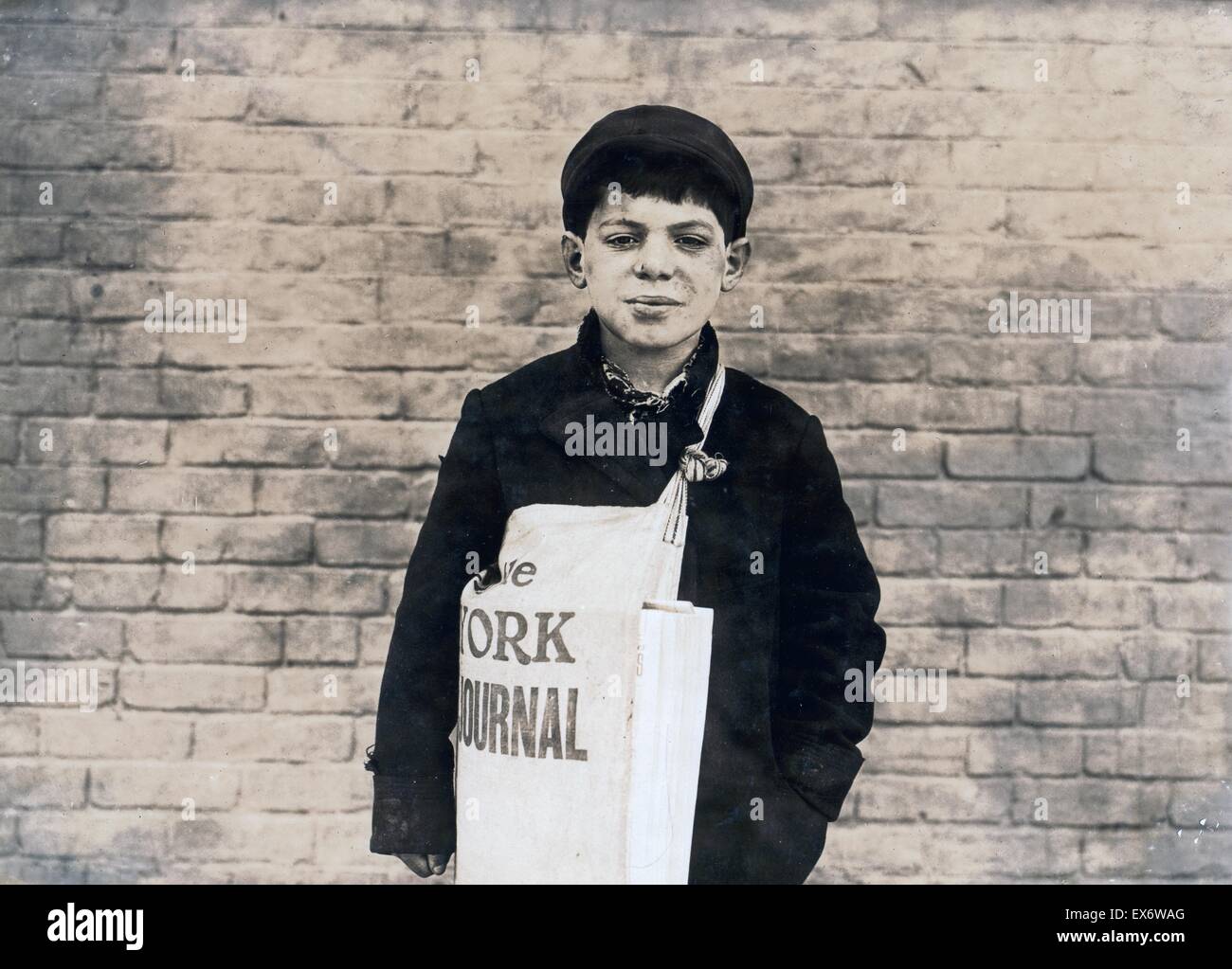 Ragazzo di 11 anni a vendere giornali. Fotografo Lewis Wickes Hine (1874-1940). Colore. 1909. Foto Stock