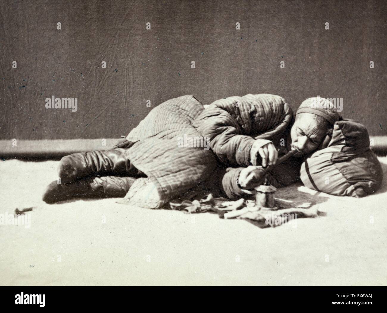 Luoghi di riunione sociale. L'oppio fumatore. Tra il 1865 e il 1872. . Foto Stock