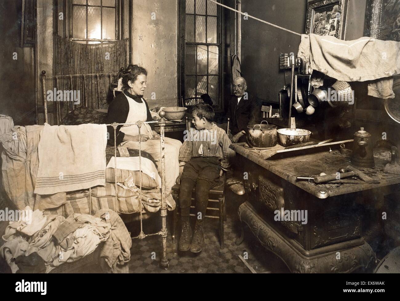 Jimmie Chinquanana, New York. Nel buio, la camera interna di casa sua, nella parte posteriore della loro famiglia store. il nono bambino, sei dei quali sono morti. Foto di Lewis Hine W., 1913. Foto Stock