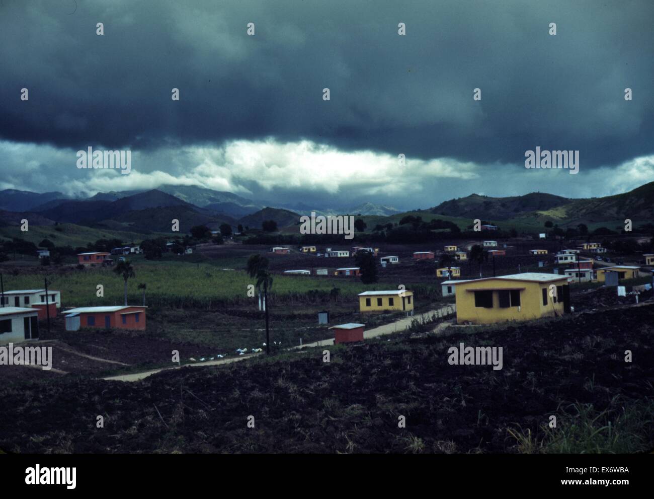Alloggiamento federale progetto sulla periferia della città di Yauco, Puerto Rico. Circa un acro di terra per giardini è provvisto di ogni casa. 1942. Foto Stock