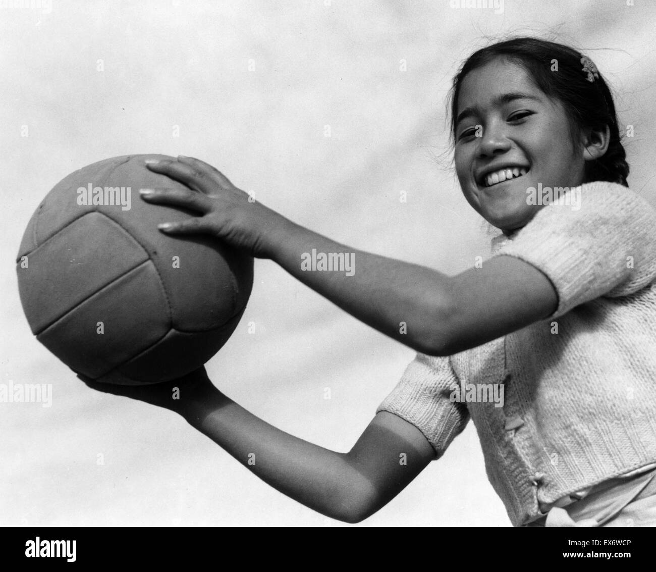 Stampa fotografica di ragazza con beach volley presso il Manzanar Relocation Center, California. Fotografata da Ansel Adams (1902-1984). Datata 1943 Foto Stock