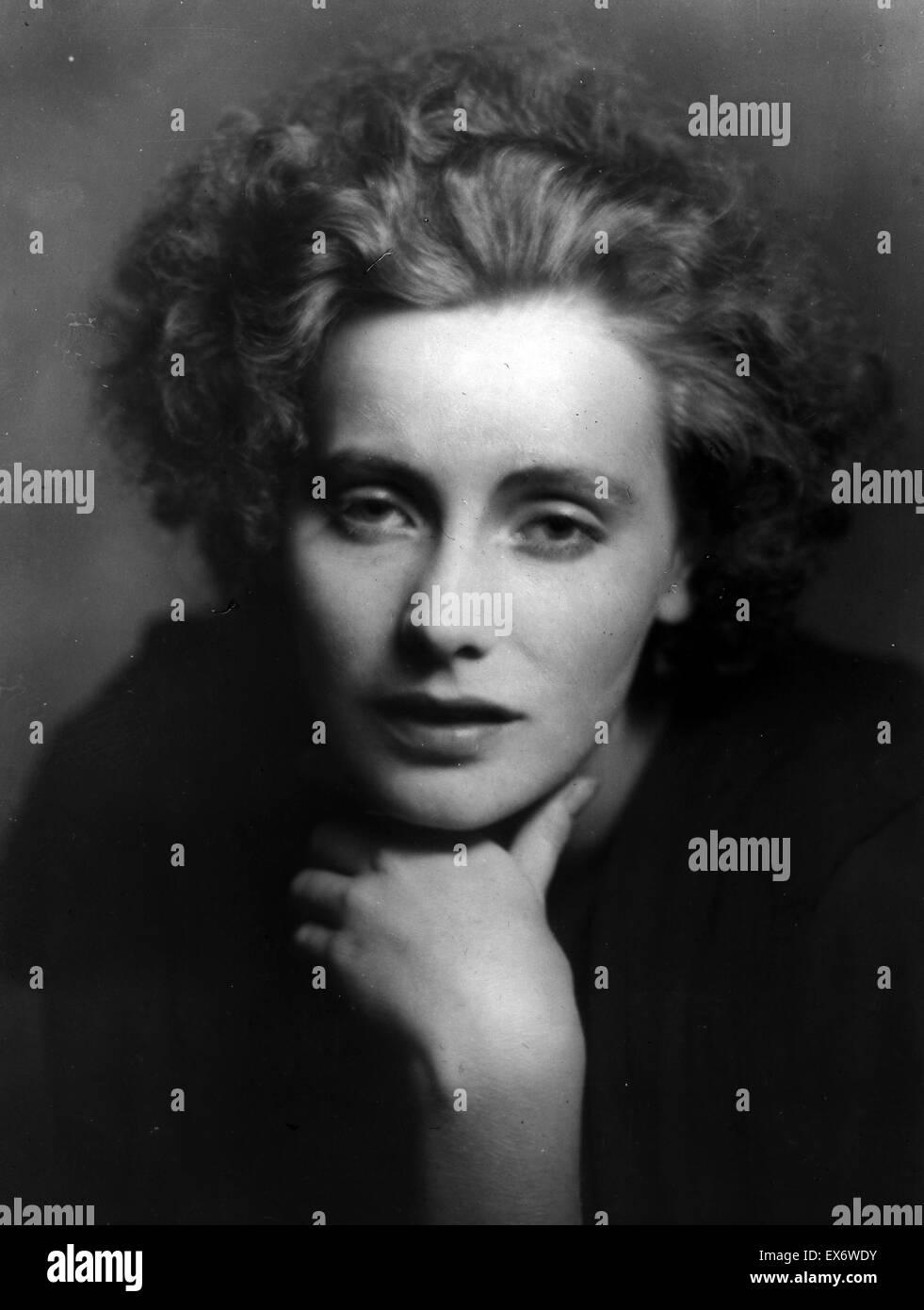 Fotografia ritratto di Greta Garbo (1905-1990) Swedish Film attrice e uno star internazionali e l'icona durante la Hollywood in silenzio e periodi classico. Fotografata da Arnold Genthe (1869-1942) tedesco-nato, fotografo americano. Datata 1925 Foto Stock