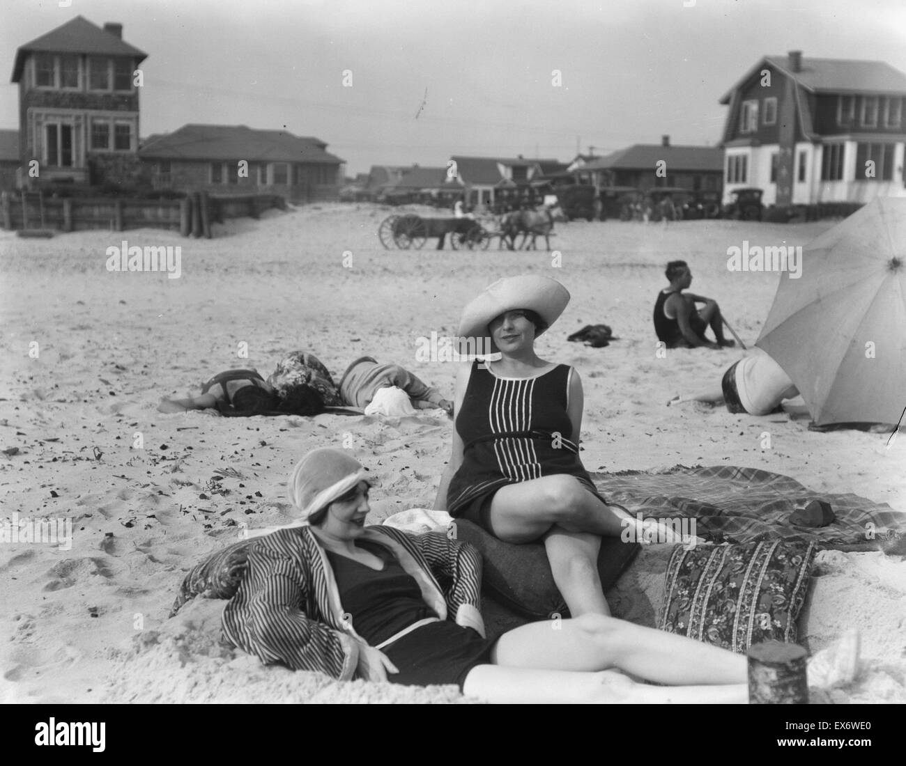 Stampa fotografica di due donne a Long Beach, New York. Fotografata da Arnold Genthe (1869-1942) fotografo. Datata 1910 Foto Stock