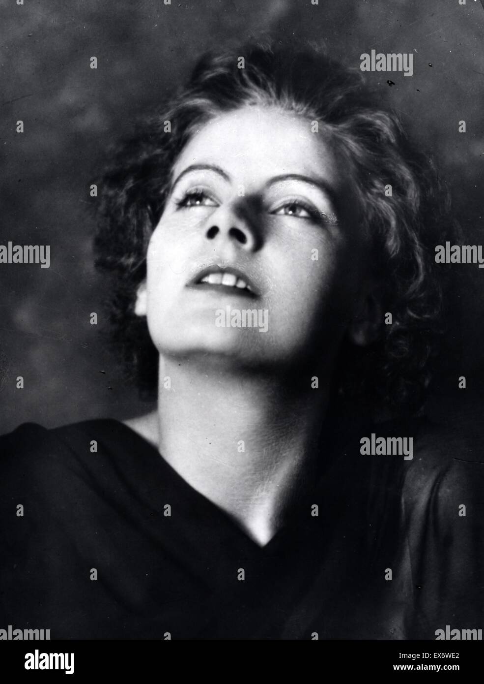 Fotografia ritratto di Greta Garbo (1905-1990) Swedish Film attrice e uno star internazionali e l'icona durante la Hollywood in silenzio e periodi classico. Fotografata da Arnold Genthe (1869-1942) tedesco-nato, fotografo americano. Datata 1925 Foto Stock