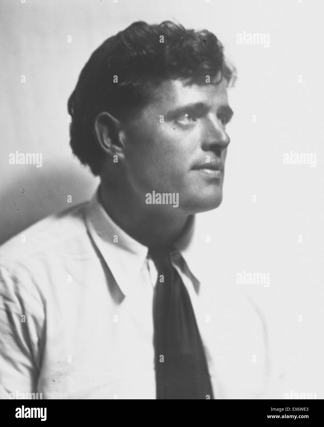 Ritratto fotografia di Jack London (1876-1916) autore americano, giornalista e attivista sociale. Fotografata da Arnold Genthe (1869-1942) tedesco-nato, fotografo americano. Datata 1906 Foto Stock