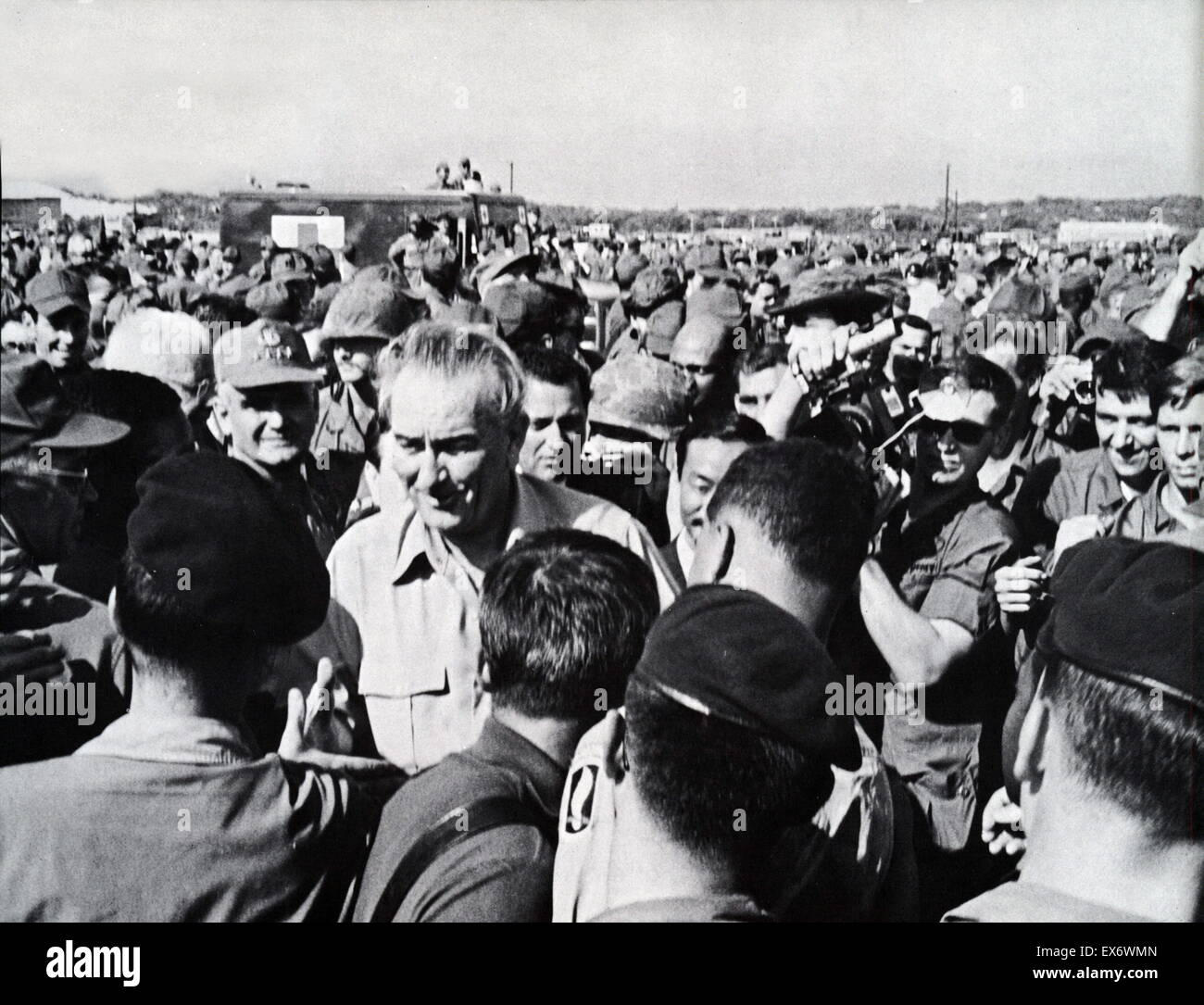 Il presidente Lyndon B. Johnson breve visita a Cam Ranh Bay airbase nel Vietnam del Sud 1967 . Mostra il presidente Johnson indirizzamento assemblato 7000 truppe, rivedendo le truppe USA con il Generale William C. Westmoreland e aria Vice Marshall Ky Foto Stock