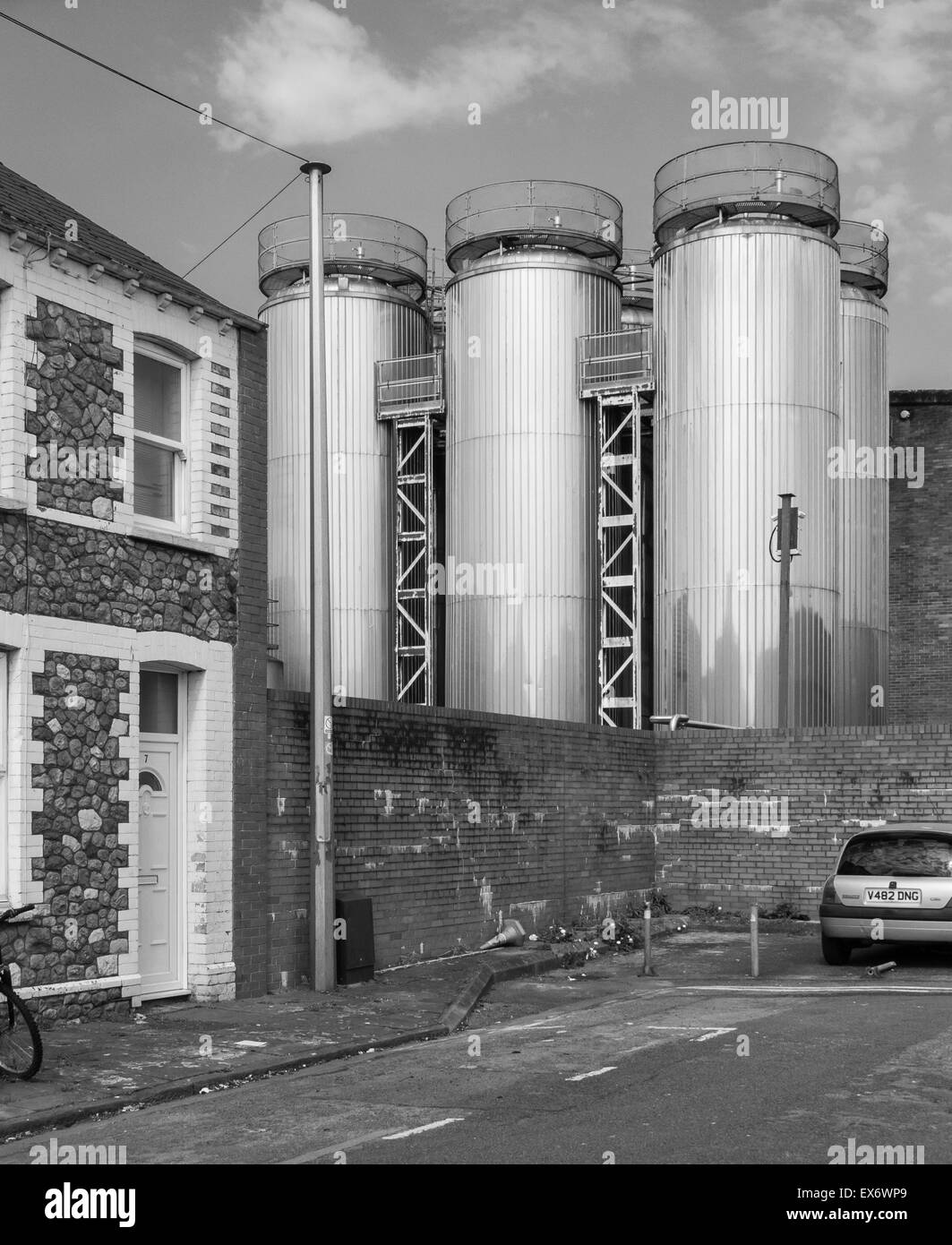 Immagine monocromatica di una estremità della scatola terrazza adiacente alla fabbrica di birra di cervelli, Percy Street, Cardiff, Galles Foto Stock