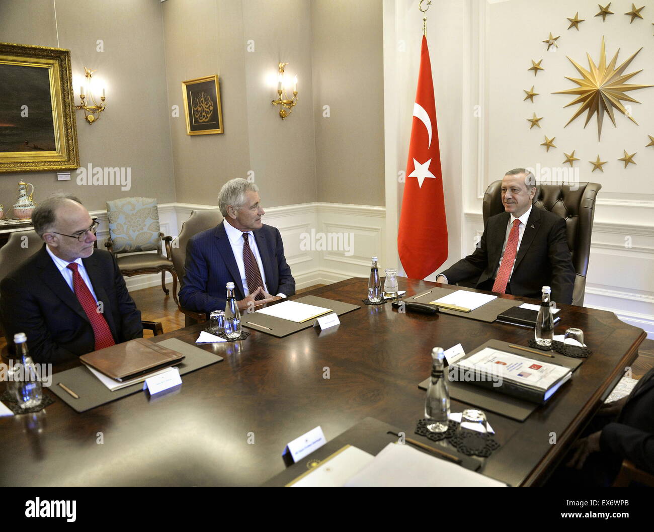 Chuck Hagel il Segretario americano alla difesa , centro sinistra, si incontra con il presidente turco Tayyip Erdogan 2014 Foto Stock