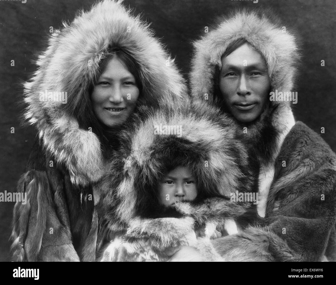 Stampa fotografica che ritrae il Noatak eschimese famiglia. Fotografata da Edward S. Curtis (1868-1952) American etnologo e fotografo del West americano e dei Nativi Americani i popoli. Datata 1929 Foto Stock