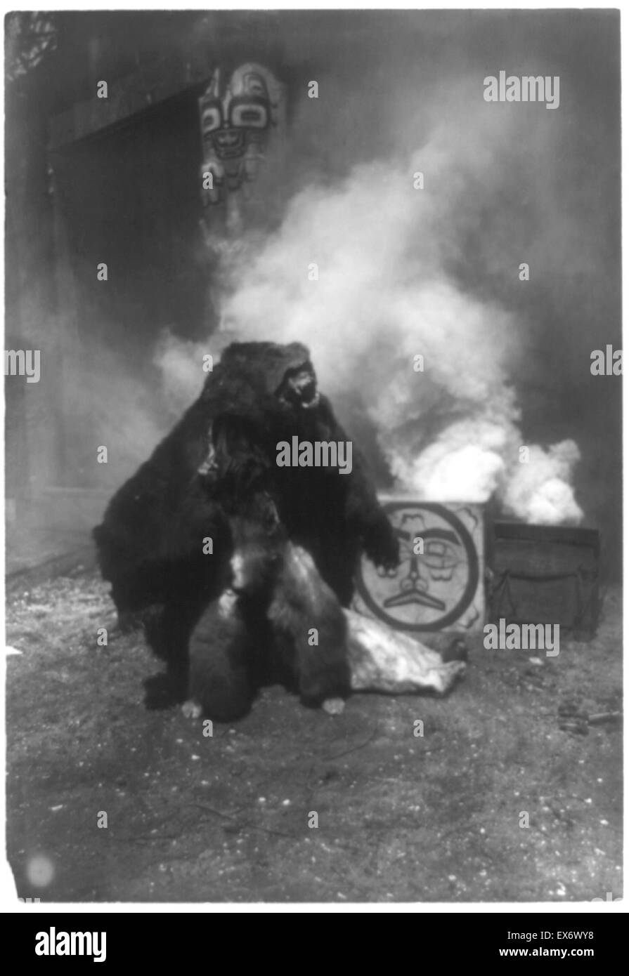 Stampa fotografica di Grizzly-bear ballerino. Fotografata da Edward S. Curtis (1868-1952) American etnologo e fotografo del West americano e dei Nativi Americani i popoli. Del 1926 Foto Stock