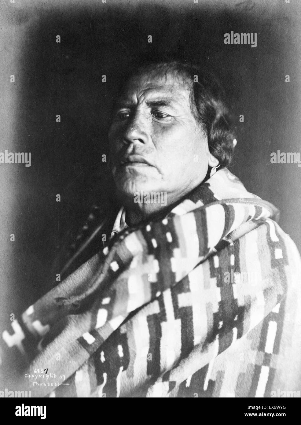 Stampa fotografica di Ricci, il giovane Crow Indian Scout e unico superstite del massacro di Custer. Fotografata da Richard Throssel (1882-1933) un fotografo Cree, che ha documentato la vita sul Crow prenotazione all'inizio del XX secolo. Data 19 Foto Stock