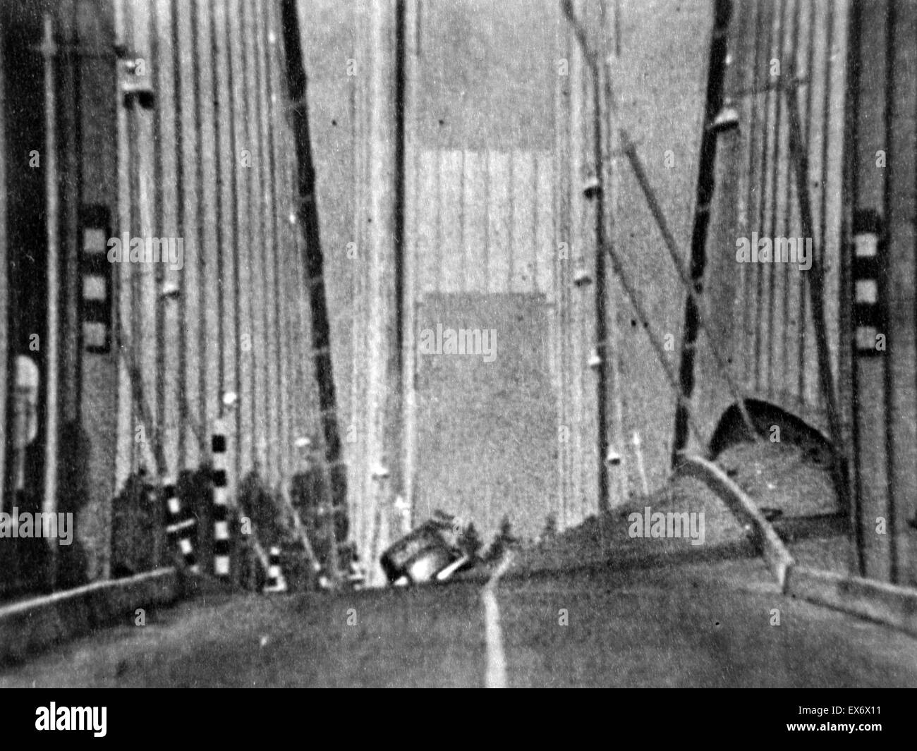 Stampa fotografica originale del Tacoma Narrows Bridge prima che il vento ha indotto il crollo. La stampa mostra il fenomeno fisico noto come flutter aerolastic, che è l'instabilità dinamica di una struttura elastica in un flusso di fluido, causata da un positivo Foto Stock