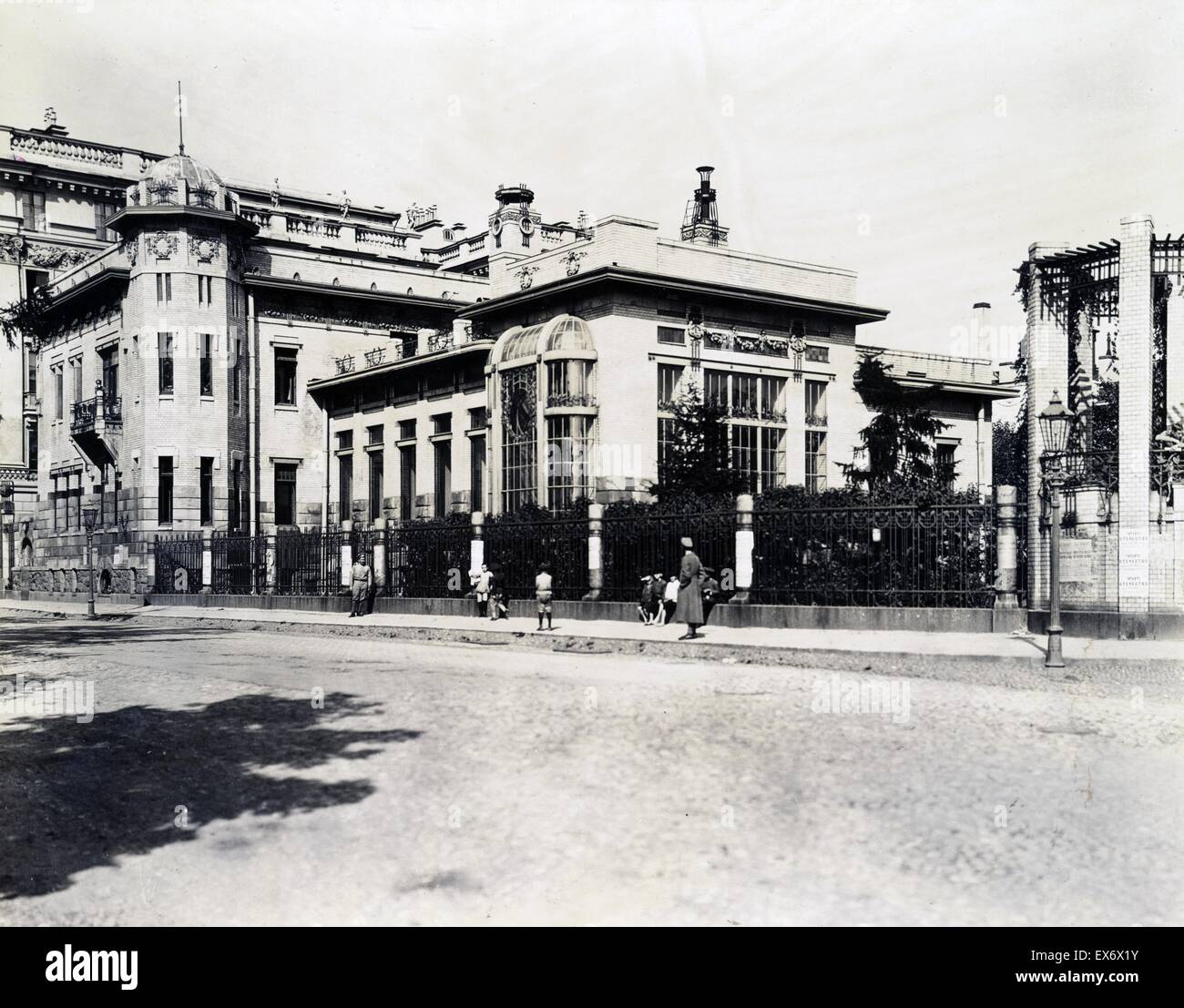 Fotografia della parte esterna del palazzo Mariinsky, che fu la residenza della ballerina Mathilde Kschessinska (1872-1971). Kschessinska è stata la padrona dello zar Nicola II di Russia. Datata 1917 Foto Stock