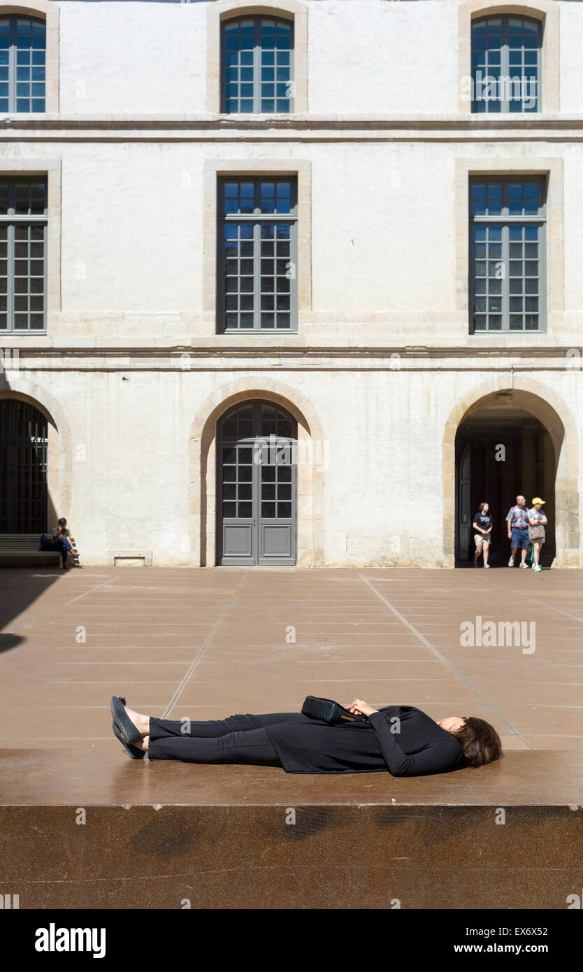 Una donna dorme su una sporgenza nel Musée des beaux-arts di Digione Foto Stock